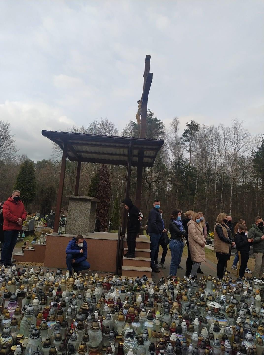 Setki zniczy przy grobie Krzysztofa Krawczyka
