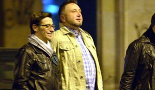 "M jak miłość": Marek Mostowiak spaceruje z kolegą pod rękę!