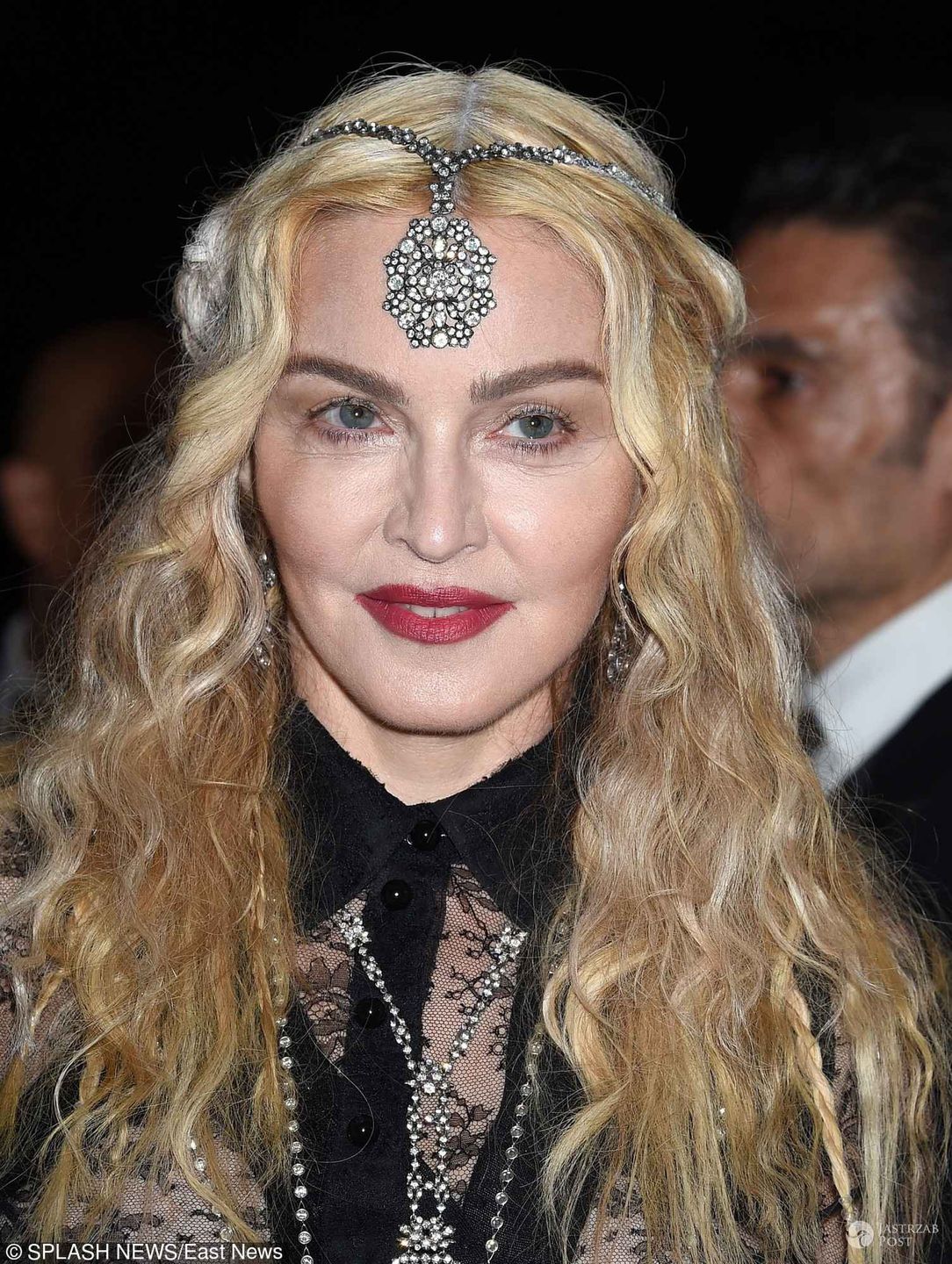 Madonna na MET Gala 2016 w kreacji Givenchy z wisiorem na głowie fot. East News