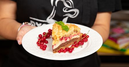 Ciasto z owocami i masą śmietankową. Przepis na pyszny, letni deser