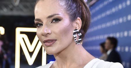 Stanęła na scenie. Wszyscy zobaczyli rozcięcie