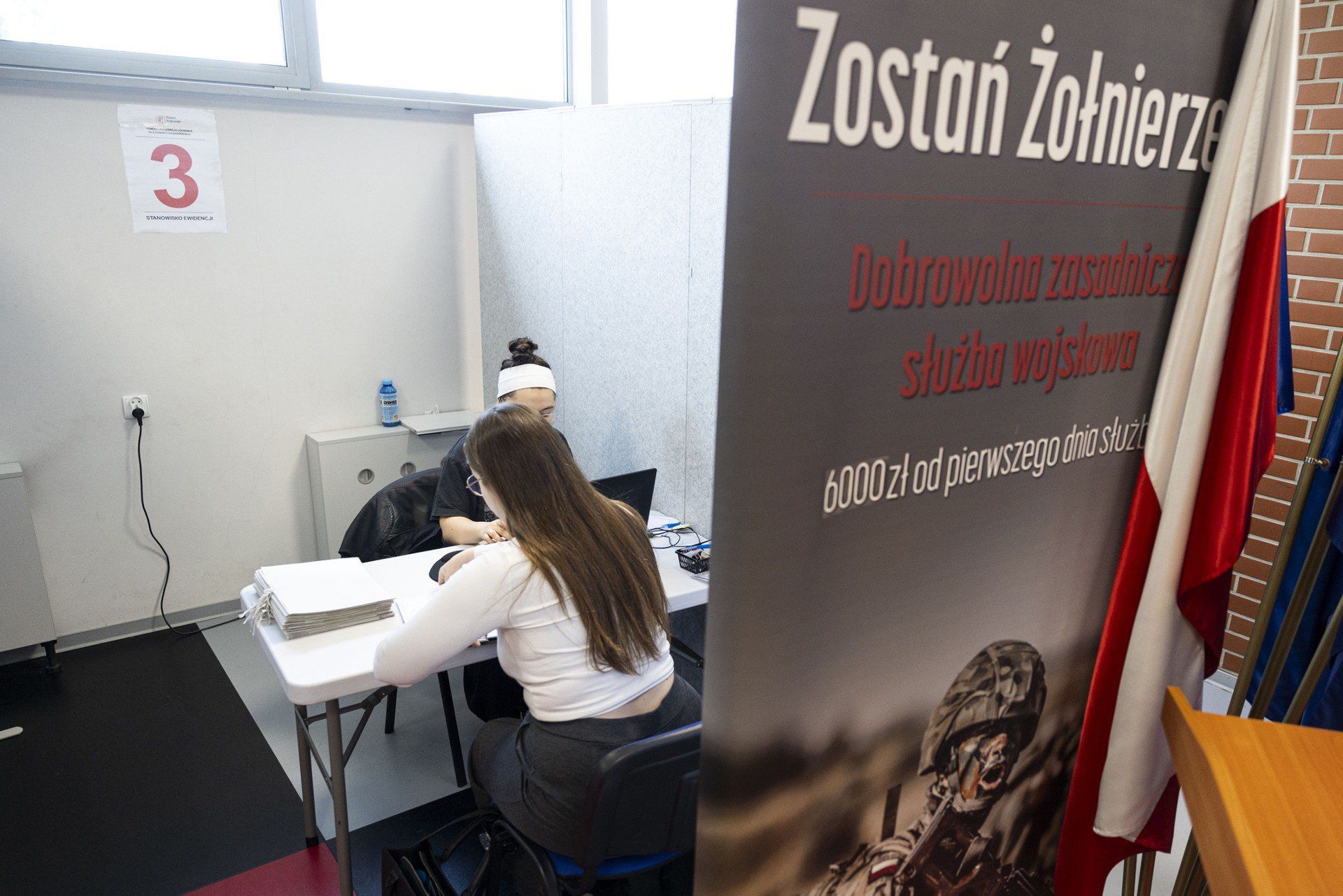 Do stawienia się do kwalifikacji wojskowej wzywa się: osoby, które w latach 2024 i 2025 zostały uznane przez powiatowe albo wojewódzkie komisje lekarskie za czasowo niezdolne do służby wojskowej ze względu na stan zdrowia, jeżeli okres tej niezdolności upływa przed zakończeniem kwalifikacji wojskowej.