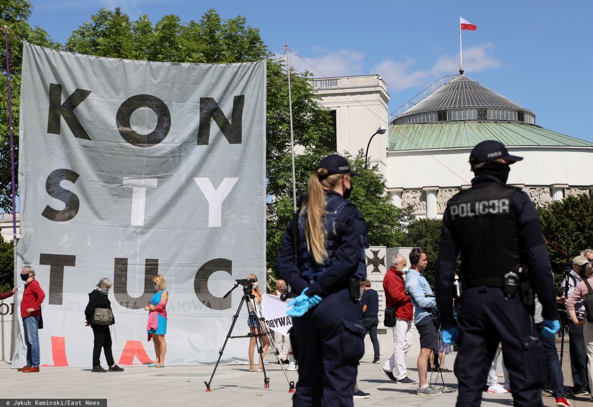 Wybory 2020. Obywatele RP protestują przed Sejmem. Na Wiejskiej rozwinięto "Konstytucję"