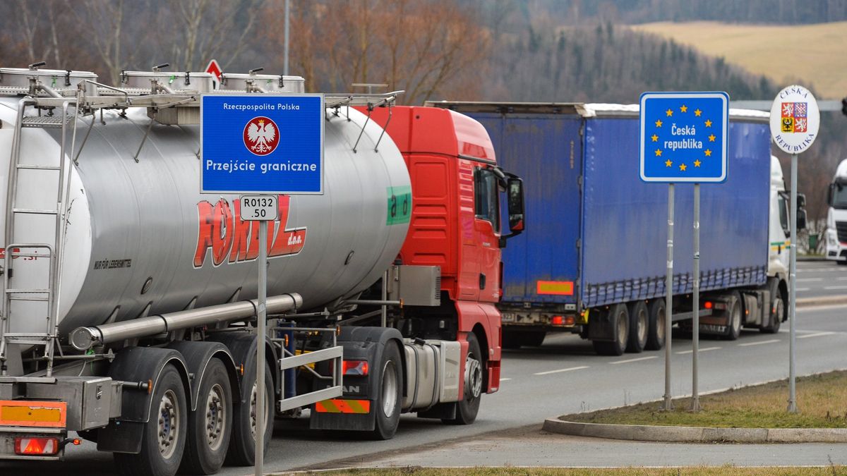 Koronawirus odbił się na handlu zagranicznym.