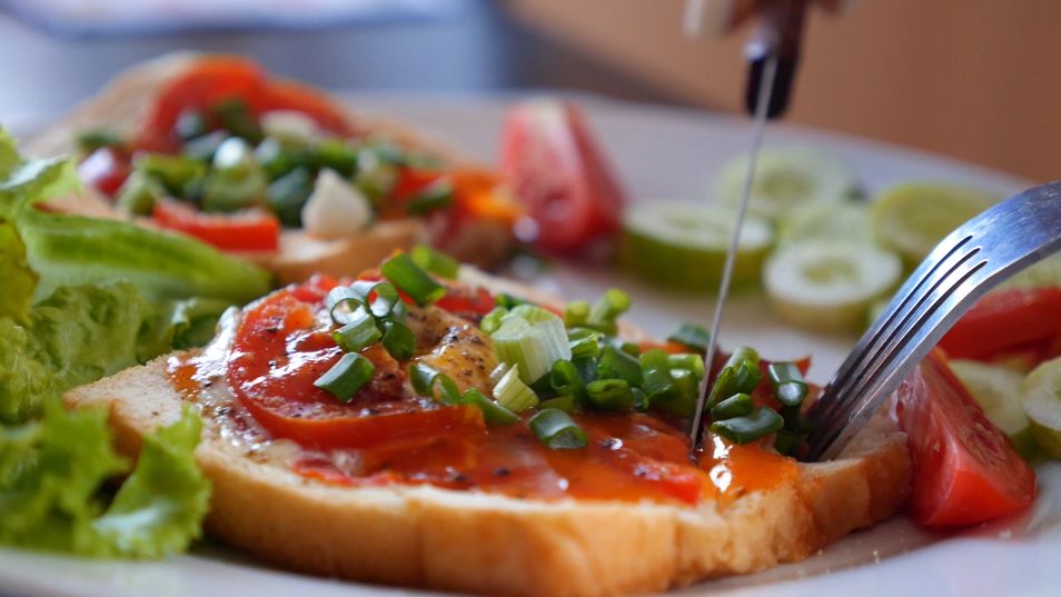 Kolację powinno się jeść co najmniej dwie godziny przed snem.