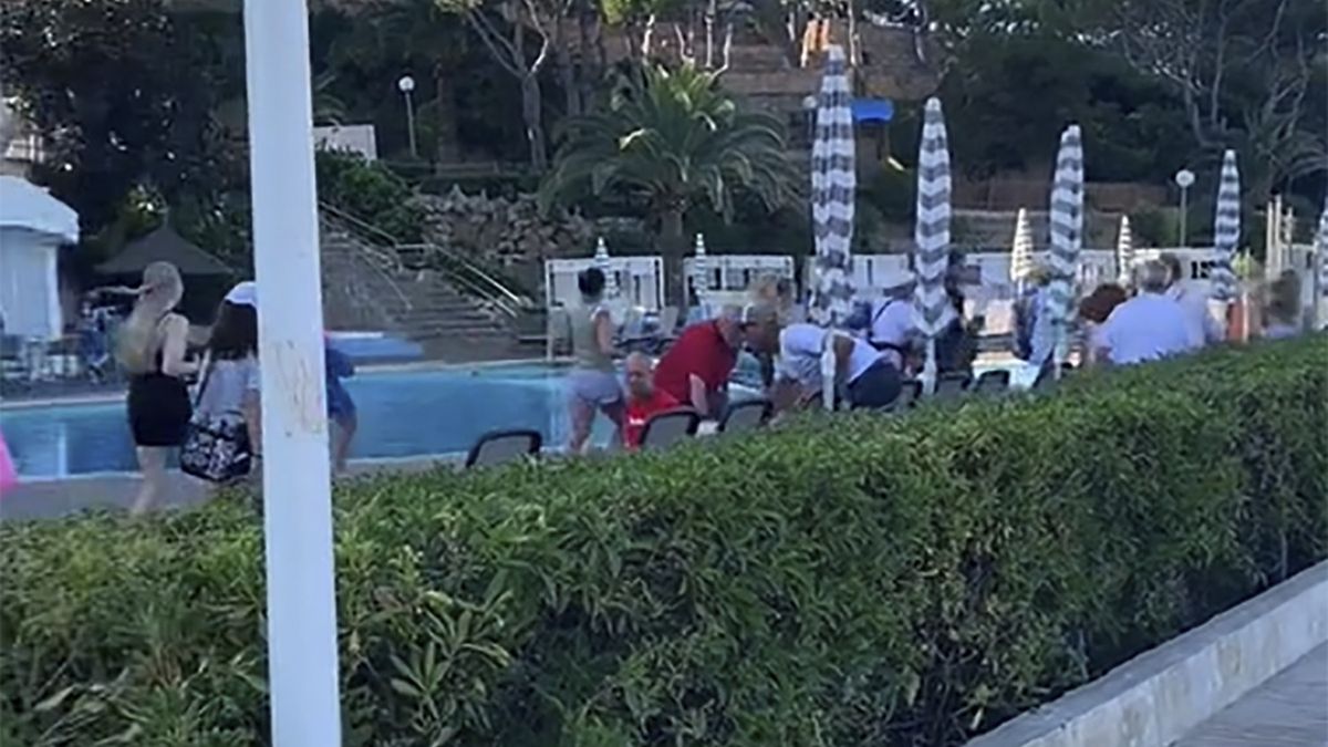 Turyści rzucili się, aby zarezerwować leżaki nad basenem