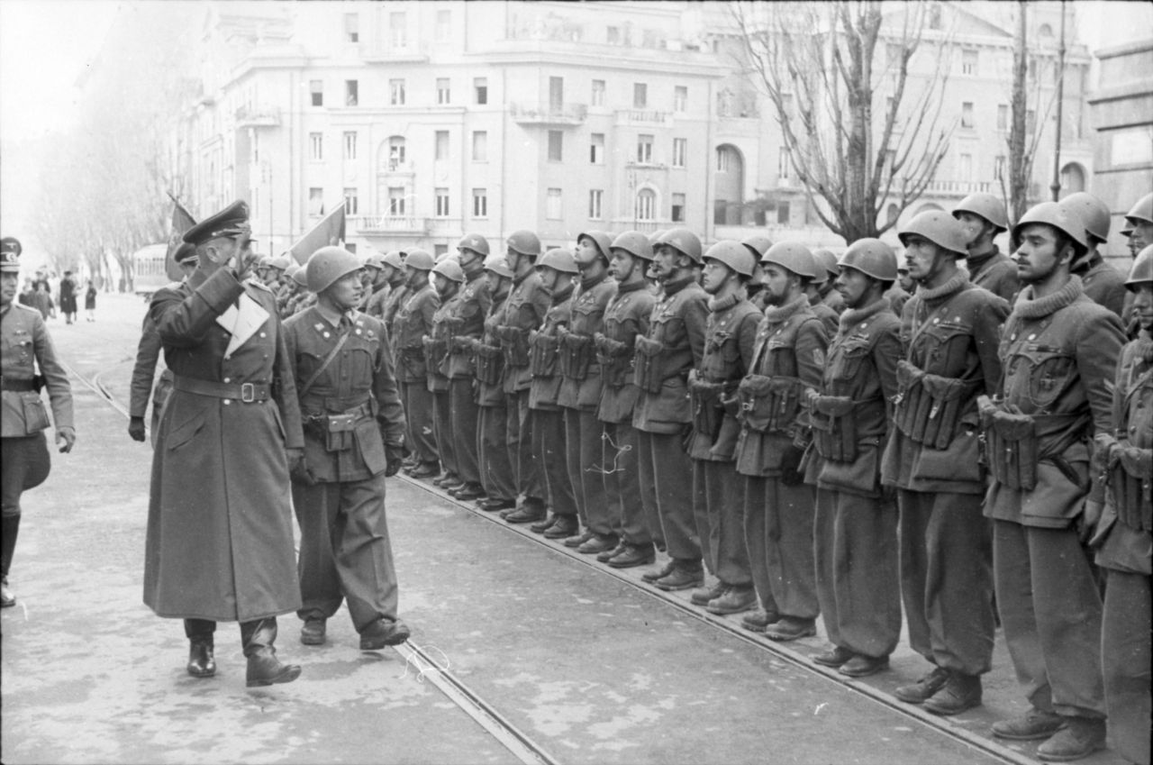 Oddział X Flotylli MAS podczas inspekcji przeprowadzanej przez niemieckiego generała (Rzym, marzec 1944)