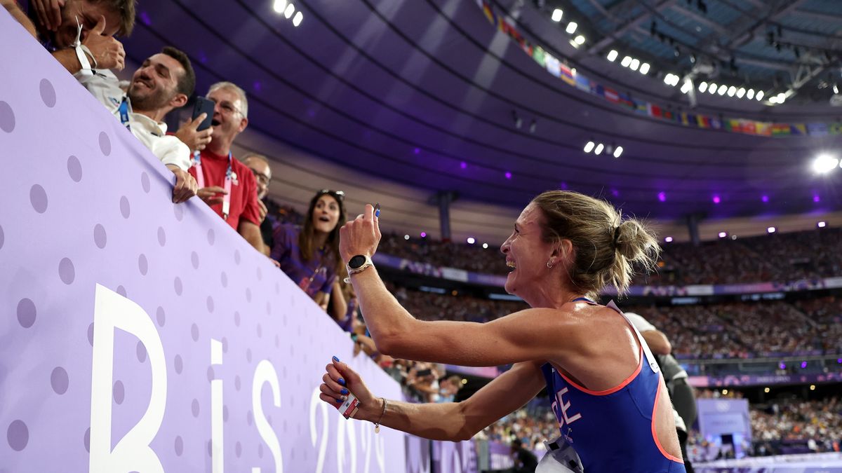Athletics - Olympic Games Paris 2024: Day 11PARIS, FRANCE - AUGUST 06: Alice Finot of Team France applauds fans after competing in the Women's 3000m Steeplechase final on day eleven of the Olympic Games Paris 2024 at Stade de France on August 06, 2024 in Paris, France. (Photo by Hannah Peters/Getty Images)Hannah Peters
