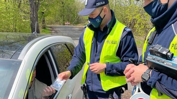 Śląskie. Kierowcy, który w Katowicach wręczył policjantom łapówkę, grozi nawet do 8 lat więzienia.