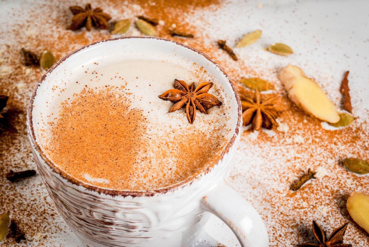 Rozgrzeje w chłodny dzień, orzeźwi w czasie upału. Jak zrobić chai latte?