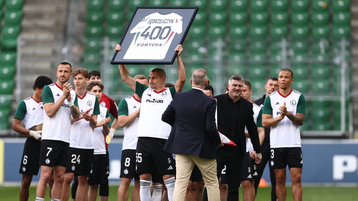 PAP / Leszek Szymański / Artur Jędrzejczyk odebrał pamiątkową koszulkę