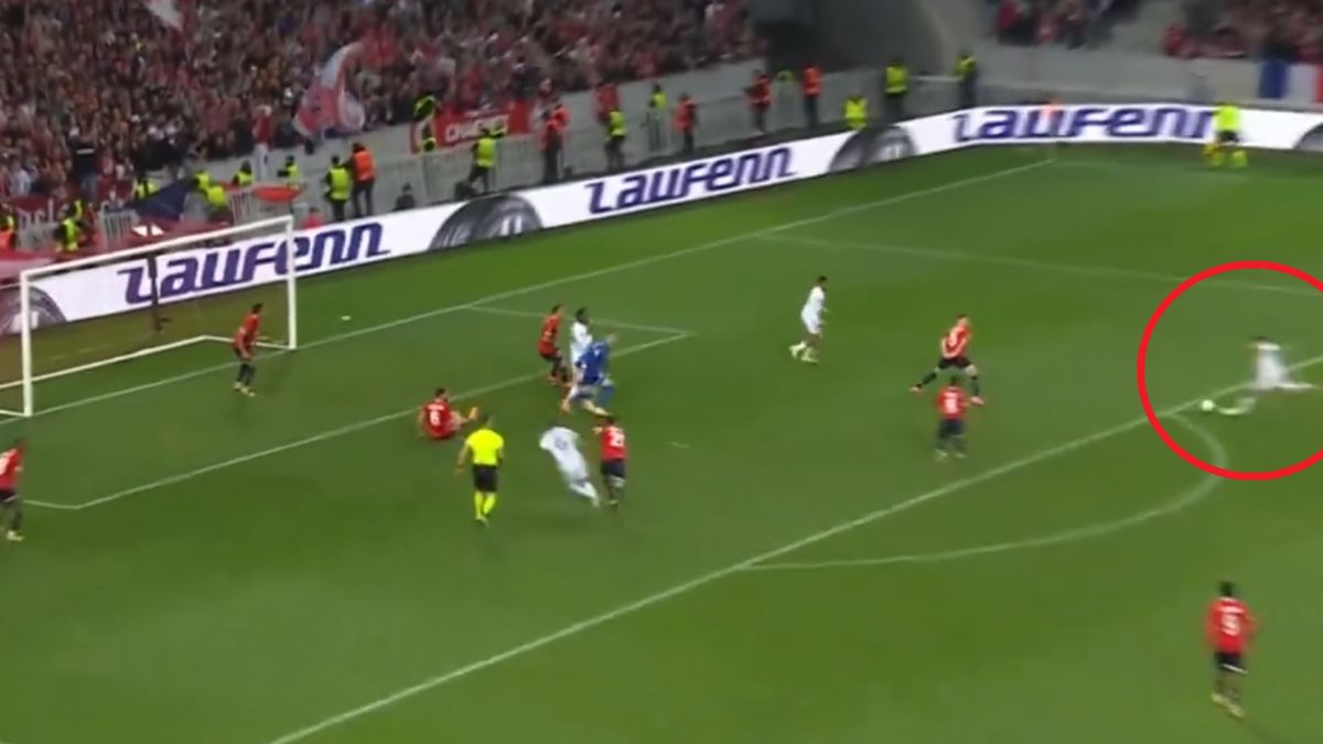 Screen / Viaplay / Na zdjęciu: Matty Cash strzelił gola, który dał Aston Villi dogrywkę w meczu z Lille