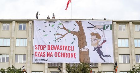 Warszawa. Protest Greenpeace. Kilkunastu aktywistów na dachu Ministerstwa Środowiska