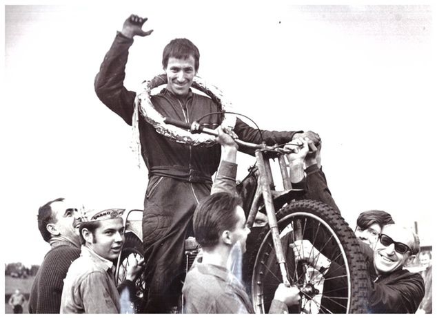 1970. Ludovit Bartfay właśnie został mistrzem Słowacji. Mężczyzna odwrócony tyłem i trzymający kierownicę to pan Trescak, świadek najważniejszych wydarzeń słowackiej plochej drahy i mentor Martina. Z drugiej strony kierownicę trzyma ojciec zwycięzcy.
