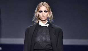 Anja Rubik na wybiegu Versace