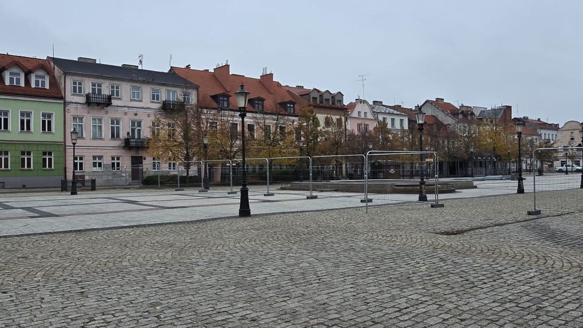 Rozbetonowanie placu na Starym Rynku w Płocku 