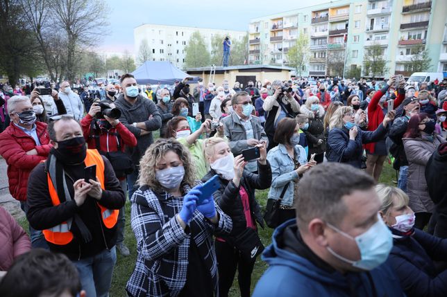 Koronawirus w Polsce. Koncert w Ciechanowie. Publiczność miała słuchać muzyki z balkonów. Nie udało się.