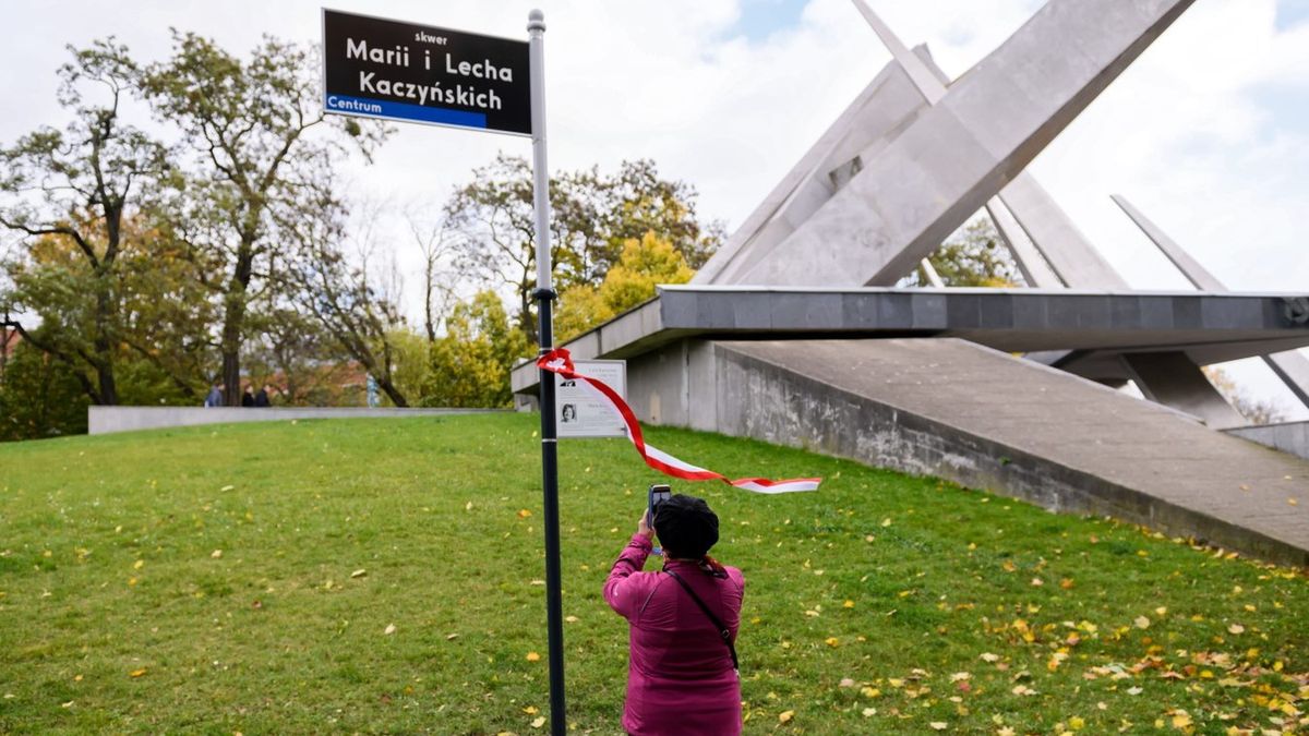 Przy skwerze Marii i Lecha Kaczyńskich patroluje policja 