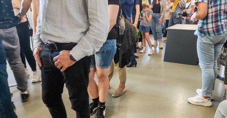 Handel numerkami. Spędził noc pod urzędem. Jest szybka reakcja