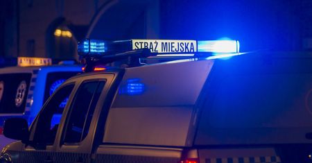 Dostrzegli 16-latka śpiącego na schodach. "Silna woń alkoholu"