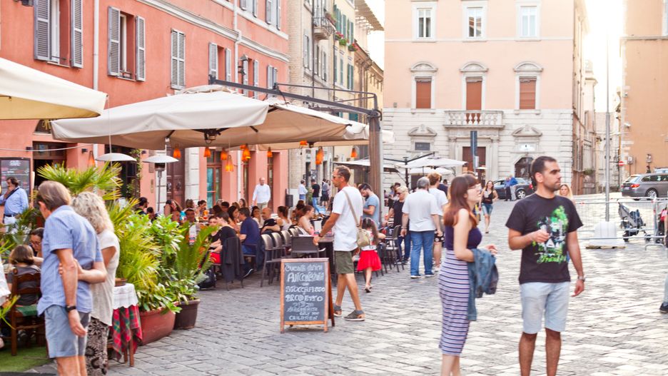 Włoskie bary i restauracje niemalże przez cały rok wypełnione są klientami (zdjęcie ilustracyjne)