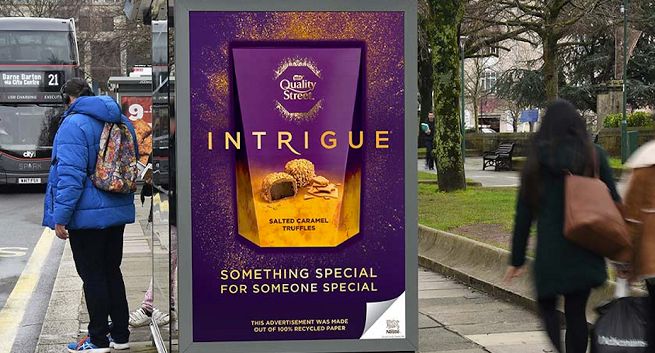 Nestlé wykorzystuje papier makulaturowy w reklamach OOH