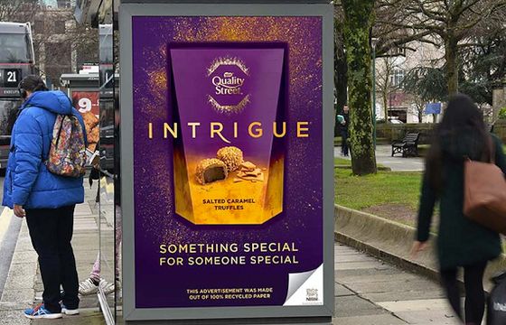Nestlé wykorzystuje papier makulaturowy w reklamach OOH