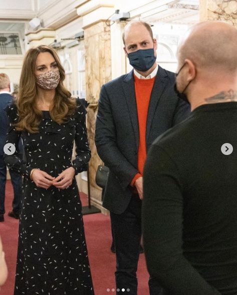 Książę William i księżna Kate z dziećmi na przedstawieniu