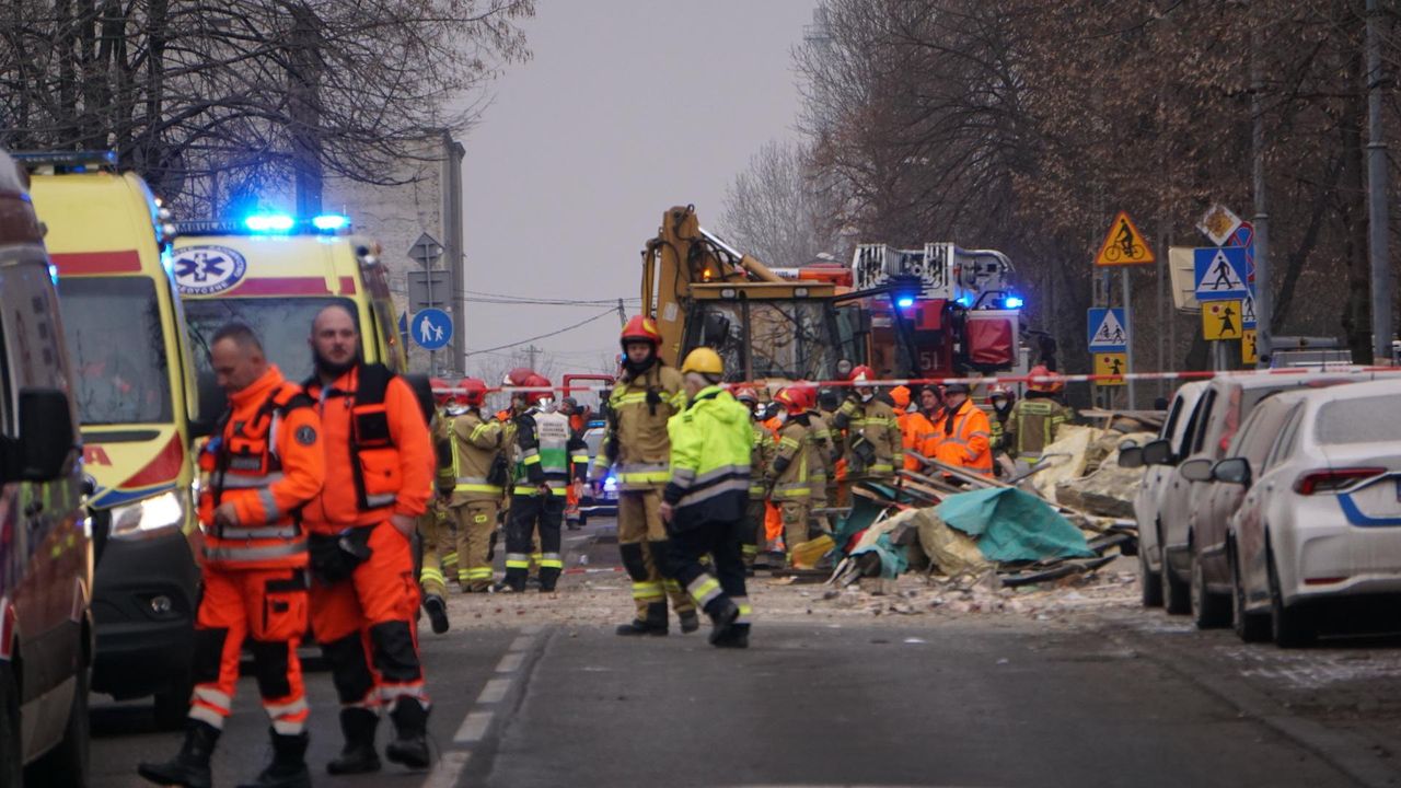 Wybuch zmiótł dom. Świadek: nagle wyszedł zakrwawiony mężczyzna z dzieckiem