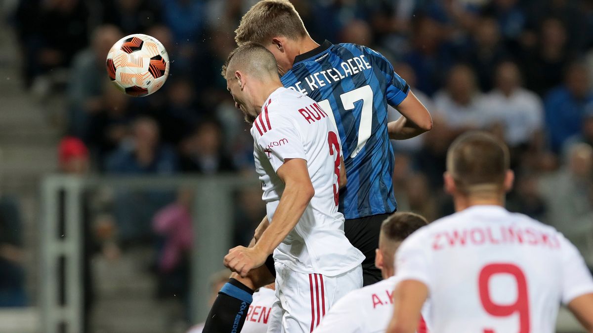 Charles De Ketelaere strzela gola na 1:0 w meczu Atalanta - Raków