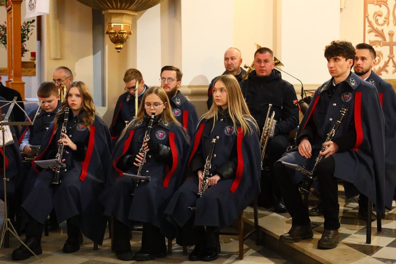 Obchody 140-lecia Orkiestry Dętej w Piekoszowie rozpoczęła uroczysta msza święta, w której uczestniczyli licznie wierni i zaproszeni goście