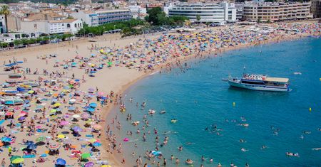 Wariant Delta hula po europejskich plażach. Coraz bliżej czwartej fali w Polsce