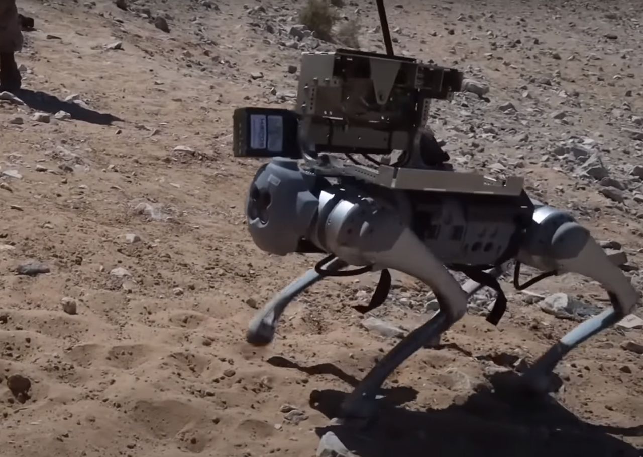 Robo-pies z wyrzutnią rakiet
