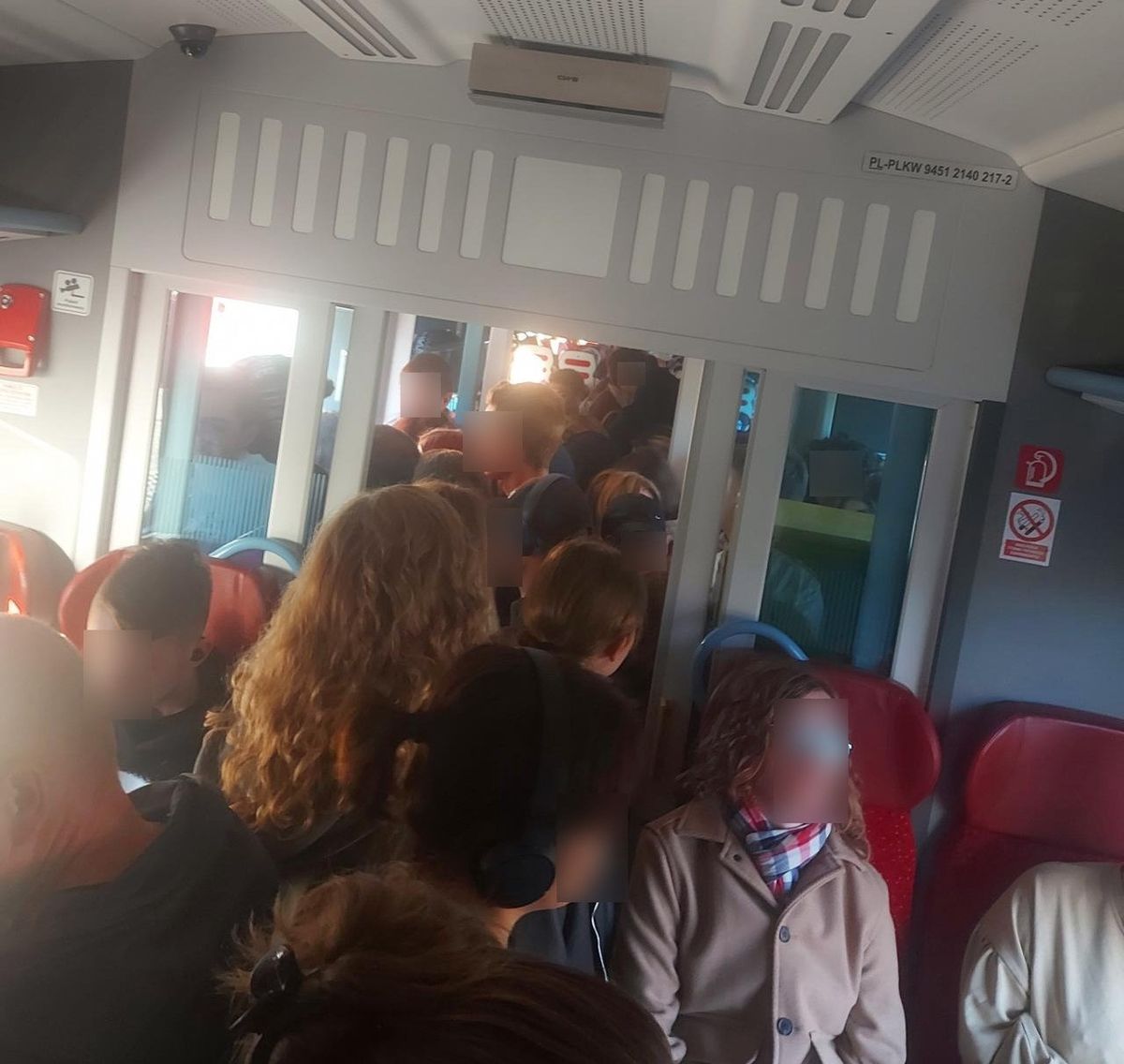 Tłumy w pociągu na trasie Poznań-Gniezno