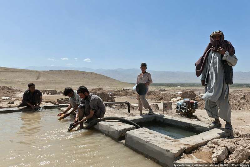 Afgańska manufaktura cegieł (Fot. Zyalt.LiveJournal.com)