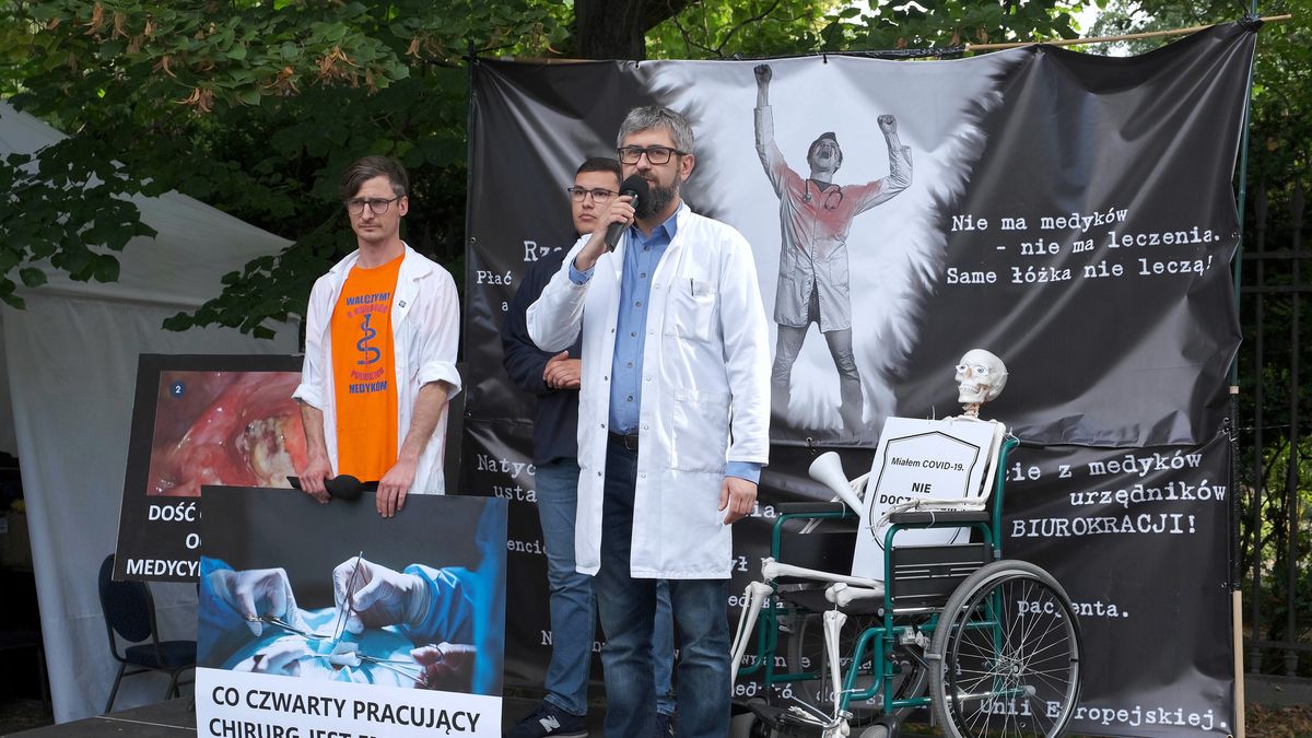 Warszawa, 14.09.2021. Szef Porozumienia Rezydentów OZZL Krzysztof Hałabuz (C) podczas kolejnego dnia protestu pracowników ochrony zdrowia w tzw. "białym miasteczku" przed siedzibą Kancelarii Prezesa Rady Ministrów w Warszawie, 14 bm. Protestujący domagają się między innymi wyższych zarobków i lepszych warunków pracy oraz zmian w systemie ochrony zdrowia. (aldg) PAP/Mateusz Marek