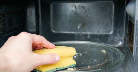 Zmieszaj i podgrzej. Mikrofalówka będzie lśnić jak nowa