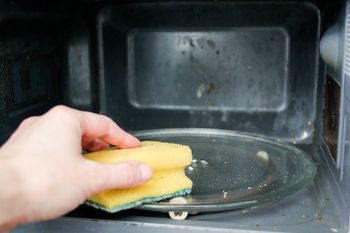 Zmieszaj i podgrzej. Mikrofalówka będzie lśnić jak nowa