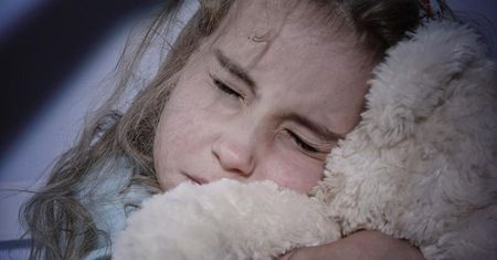 Dawanie klapsów może niszczyć mózg dzieci. Pediatrzy alarmują