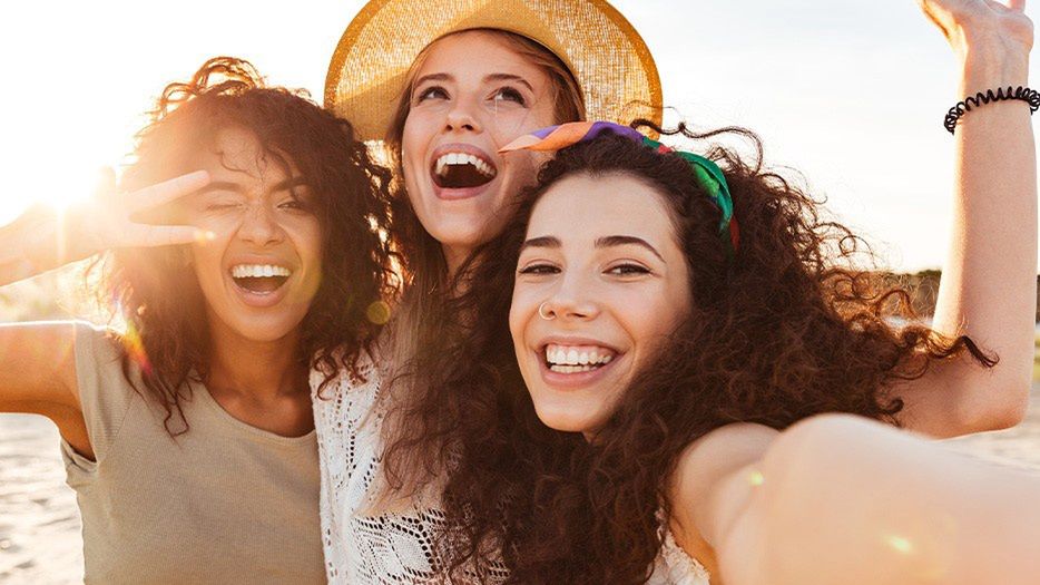 Przyjaciółki robiące selfie na plaży - tytułowa. 