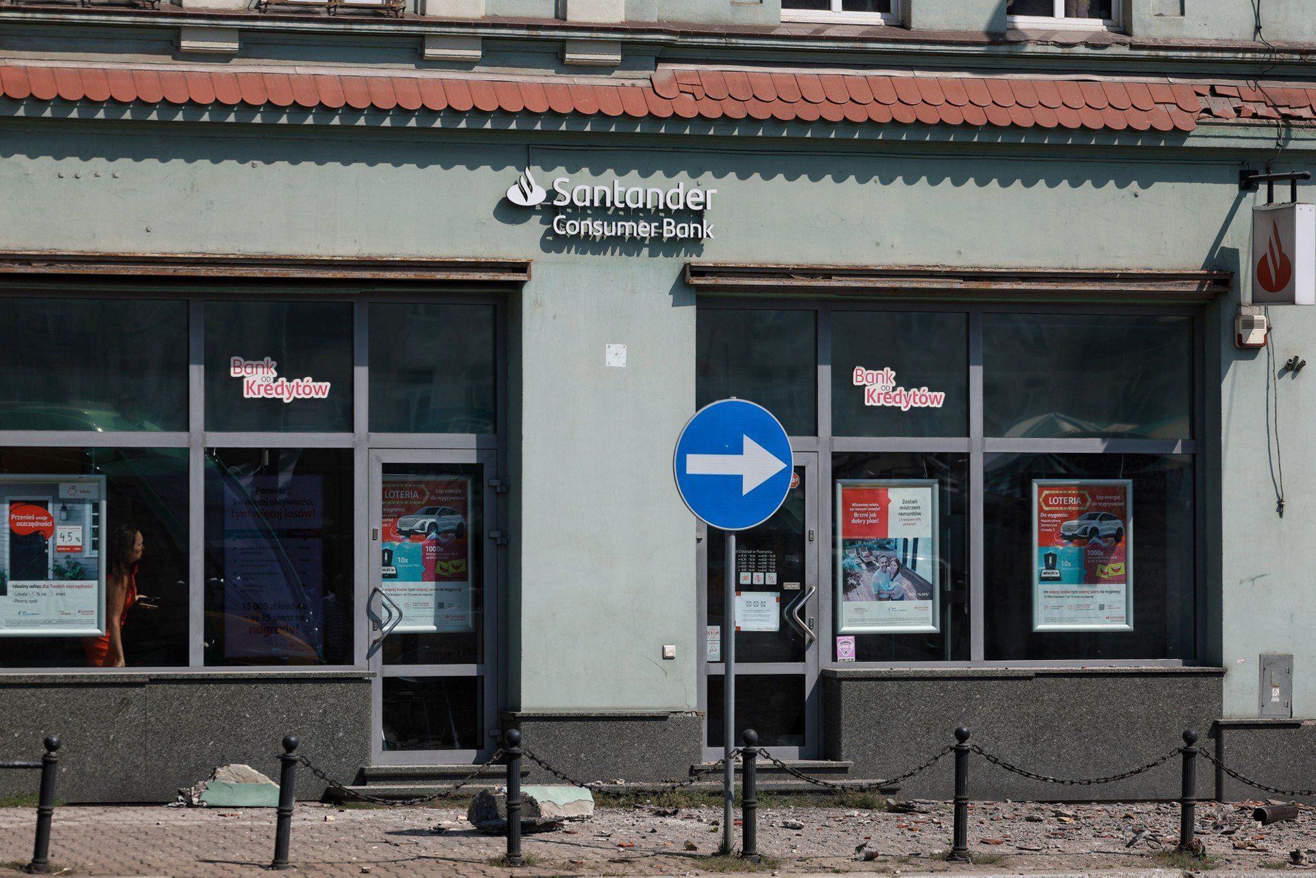 Kawałek miejskiej kamienicy zawalił się na drogę przy ul. Dąbrowskiego Poznaniu
