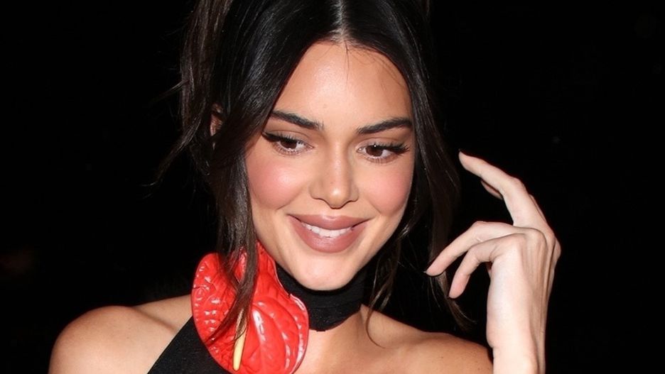 Kendall Jenner na przyjęcie urodzinowe znajomej założyła półprzezroczystą sukienkę 