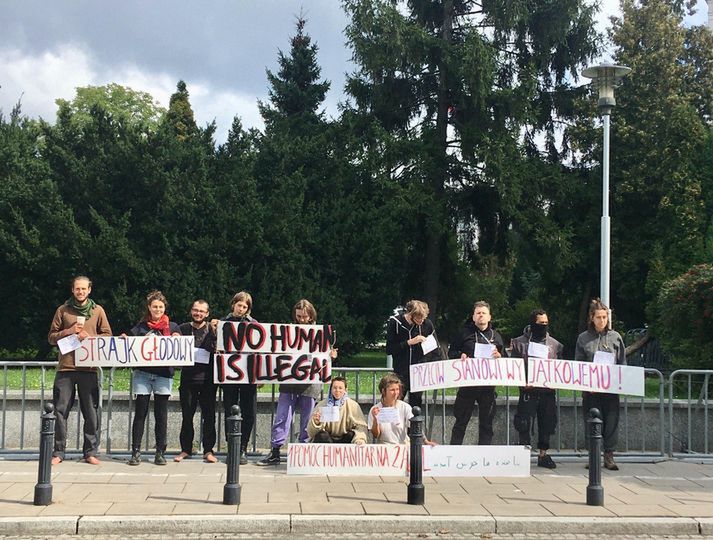 Warszawa. Przed Sejmem protestuje kolektyw Wilczyce. Aktywiści, którzy  w spontaniczny sposób postanowili podjąć głodówkę, żądają udzielenia pomocy uchodźcom koczującym na granicy polsko-białoruskiej (Facebook)