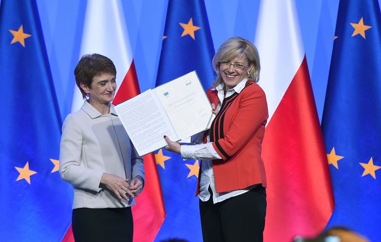 Minister infrastruktury i rozwoju Maria Wasiak i unijna komisarz ds. polityki regionalnej Corina Cretu (po prawej) podczas inauguracji nowej perspektywy UE 2014-2020