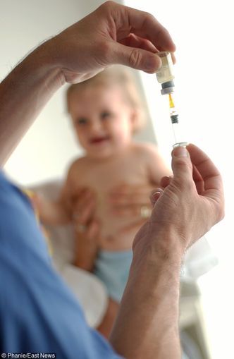 Awantura o obowiązkowe szczepienia trwa. A z budżetu na szczepionki powędruje więcej pieniędzy