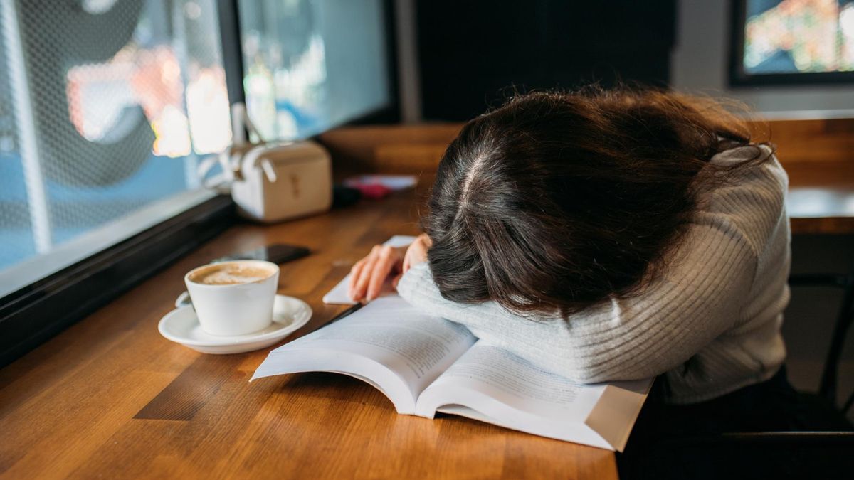 Co jeść, by nie zasypiać przy biurku, gdy dni są coraz krótsze