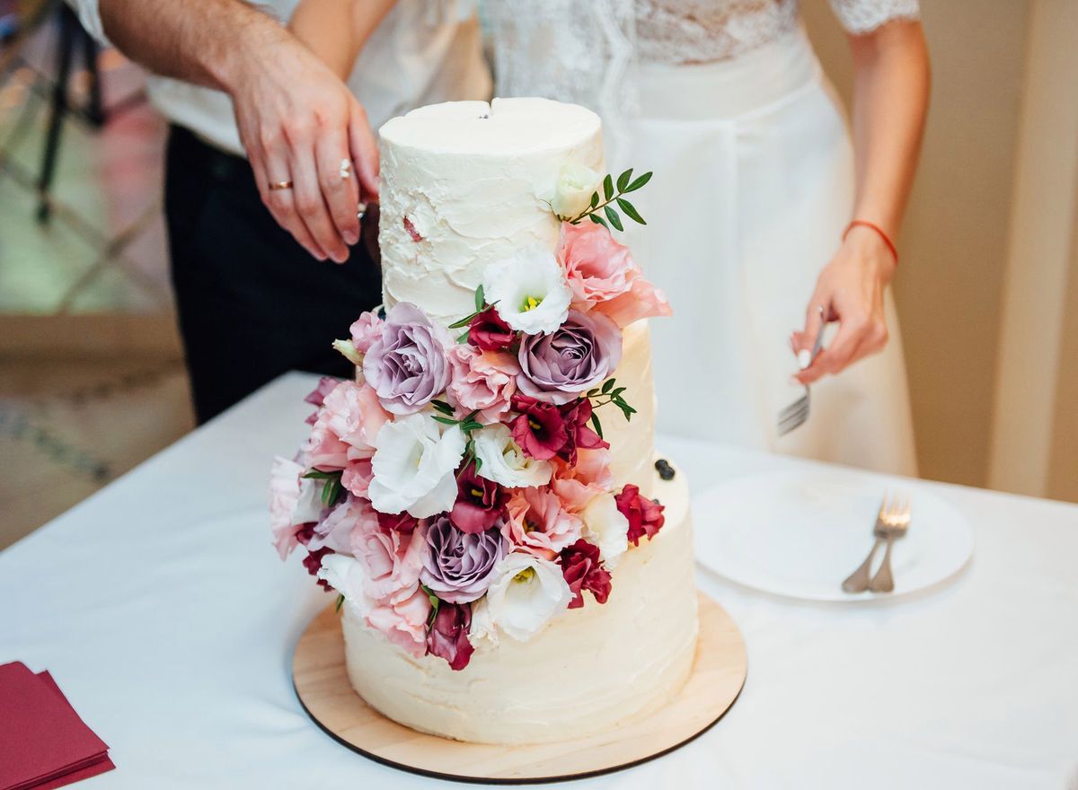 Tort ślubny - lepszy z małej cukierni czy sieciówki cukierniczej?