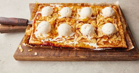 Tarta jabłkowa. Lepka glazura morelowa, płatki migdałowe i lody