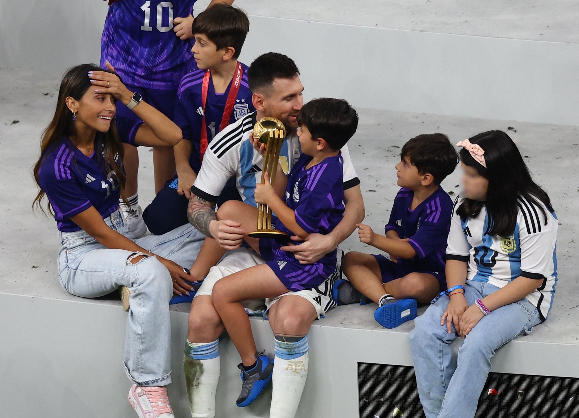 Leo Messi świętuje zwycięstwo Argentyny z żoną i synami