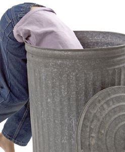 Biznesmen skończy grzebiąc w śmietniku